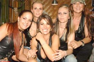 Dazu muss man nicht einmal Motocross-Fan sein: Die Girls von Coyote Ugly sorgen mit ihrem Party-Bar-Mix für Stimmung am Sonnabend vor dem Rennen.  Das Festzelt wird extra weitab vom Dorf errichtet, damit sich niemand zurück-halten muss. Um 22 Uhr gehts los