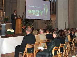 Ministerpräsident Matthias Platzeck ehrte am Dienstag viele hundert Haupt- und Ehrenamtliche im Dienste des evangelischen Kirchenkreises Cottbus bei einem Festabend in der Oberkirche St. Nikolai. Grußworte überbrachte auch Bürgermeister Holger Kelch. Rund 31 000 Christen gehören zum Kirchenkreis, viele sind selbst in die Kirchenmusik, die christliche Erziehung, Gottesdienstvorbereitung oder Seelsorge einbezogen. Fotograf Klaus Gärtner präsentierte sein Kaleidos-kop aller Taufbecken des Kirchenkreises