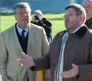 Der Forster Architekt Bernd Walter (rechts) erläutert dem Vorsitzenden des Sportausschusses des Deutschen Bundestages Dr. Peter Danckert die Baufortschritte am Rad- und Reitstadion