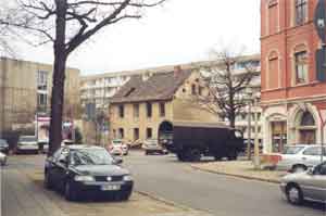Die Waisenpforte ist im Zuge des westlichen Stadtring-Ausbaus im Januar 2005 abgerissen worden. Das schlichte Gebäude hier in der Bildmitte, von der August-Bebel-Straße aus betrachtet, stand direkt am der Spreewaldbahn, die hier die Berliner Straße kreuzte