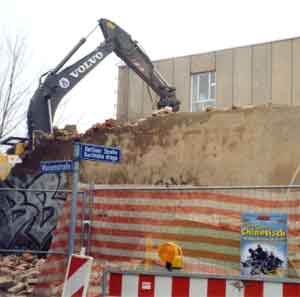 Der Ausgangspunkt für den Begriff  Waisenstraße wird zu Ziegelstaub zerschreddert. Bei etwas mehr kulturhistorischem Gefühl hätte sich eine Nutzung finden lassen