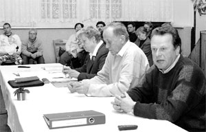 Ortsbürgermeister Erhard Lehmann (r.) wurde für die Vorbereitung einer Denkmalschutz-Bereichssatzung von der Mehrheit und dem Ortsbeirat kritisiert, zumal es dazu keinen Beschluss gab, so Petra Rösch (li.), neben Karl-Heinz Wusk