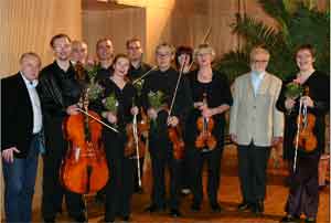 Streichquartette aus Lodz und Cottbus und der Saxophonist Jacek Delong (3.v.li.) führten im vollbesetzten Kammermusiksaal des Staatstheaters neue Werke von Bronislaw K. Przybylski (li.) und Hubert Kross (2.v.re.) auf