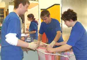 Johannes Sägert, Daniel Nitschke und Juliane Opitz hängen die Papierbögen zum Trocknen auf - daraus fertigen und verkaufen sie Briefpapier und Grußkarten - eine Geschäftsidee, die sie im Rahmen des Junior-Wettbewerbs testen