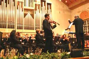 Solist Sebastian Marschik führte die Temperationen für Solo-Bratsche und Orchester von Bernd Weinreich mit dem Collegium musicum Abschlusskonzert erfolgreich auf
