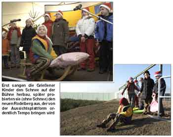 Erst sangen die Grießener Kinder den Schnee auf der Bühne herbau, später probierten sie (ohne Schnee) den neuen Rodelberg aus, der von der Aussichtsplattform ordentlich Tempo bringen wird