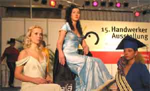 Zu allen Messen - hier ein Foto von der Handwerkermesse 2007 - gibt es stets ein vielseitiges Unterhaltungsprogramm mit Modeschauen, Chören und Solisten. Am Freitag zahlen alle Senioren ermäßigten Eintritt