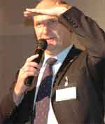 Bietet jemand mehr? Minister Dietmar Woidke als Auktionator zu Gunsten des Radsportnachwuchses. Bilder und sein eigenes Rennrad kamen dafür unter den Hammer