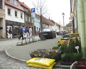 Drebkau ist eine sehr schöne, übersichtliche Kleinstadt. Leitbild der Stadterneuerung ist deshalb die Stadtreparatur. Doch mit dem Ergänzen der Hauszeilen entwickelt sich nicht automatisch das Geschäftleben.  In einem Offenen Brief fordern deshalb die Geschäftsleute der Hauptstraße, die „Fata Morgana Schloss“ aufzugeben, und die Verwaltung zurück in die Altstadt zu holen