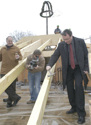 Trotz unzähliger (Fehl-) Schläge schlug Bürgermeister Jürgen Goldschmidt (r.) den letzten Sparrennagel ins Gebälk des Multifunktionalen Veranstaltungszentrums im Rosengarten. Hans-Rainer Engwicht, Vorsitzender des Fördervereins Ostdeutscher Rosengarten, schaffte es deutlich schneller. Ende August soll das Haus eröffnet werden