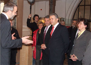 Superintendent Matthias Blume zeigte Klaus Wowereit die frisch sanierte Oberkirche, in der am Donnerstag Baustellenabschlussfest gefeiert wurde