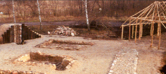 Im Industriepark Welzow sind die Bestandteile eines mittelalterlichen Dorfes mit Brunnen und Pfostenbau aus Original-Fundstücken aufgebaut worden. Die umfangreichste Sammlung von Ausgrabungsfunden aus allen Besiedlungsepochen der Lausitz zeigt die Slawenburg in Raddusch