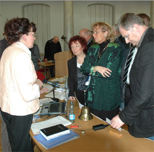 Übliches Prozedere in Pausen der Stadtverordneten-Sitzungen im Saal am Altmarkt: Die amtierende Vorsteherin ruft die Fraktionsvorsitzenden zum Informationsaustausch, hier Marianne Spring (Frauenliste), Marion Hadzick (CDU/DSU) und Eberhardt Richter (Linke) - v.l.n.r.