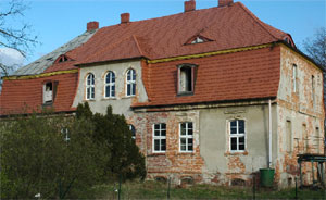 In diesem barocken Gutshaus, erbaut um 1775, ist der Hofburg-Schauspieler Wilhelmi in bescheidenen Adelsverhältnissen geboren. Nachdem Schlichow dem Abriss im Kohlevorfeld entkam, wird das Gebäude mühsam saniert