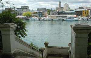 Blick von Anwandters Terrasse auf Valdivia (Chile) am jenseitigen Flussufer. Die Stadt ist bei einem Erdbeben 1960 nahezu vollständig zerstört worden.