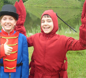 Krebs und Postkutscher führen durchs Programm zum Kinderfest im Branitzer Park