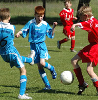 Dranbleiben! Wichtigstes Trainingsziel fürs Leben beim Fußball. Pawel (2.v.l.), am väterlichen Rotschopf zu erkennen, schießt in diesem Punktspiel der E-Junioren das 3:0