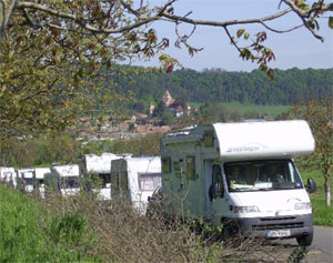 Lausitzer Caravaner unterwegs in Siebenbürgen, hier vor der Kirchenburg von Bierthan   