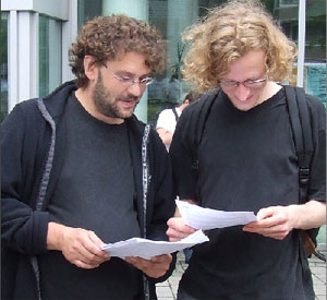 Robert Amat-Kreft (li.) versucht Unterstützer zu überzeugen: Man kann die Rechten nicht von Amts wegen in den Griff bekommen. Es geht nur, wenn man Alternativen bietet. Wir sind eine solche!