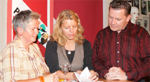 Annely Richter, Gabi Grube udn Jürgen Maresch stöberten im Wahlprogrammder LINKEN