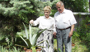 Blechenpreisträger Gerhard Gregor im Jahre 2000 mit seiner Frau in einem liebevoll gepflegten Garten