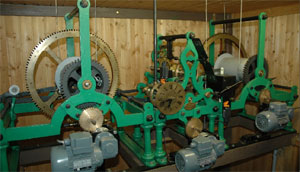 Es geht präzise, das Werk der Firma Hermann Kiehl aus Halle von 1898. Uhr- und Schlagwerke mussten früher mit Kurbeln aufgezogen werden; das besorgen jetzt drei Motoren.