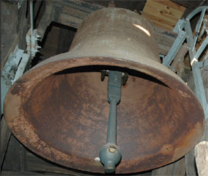 Die Glocken (hier die größte der drei) bestehen aus Stahl. Ihre bronzenen Vorgänger wurden zu Kanonen umgegossen 