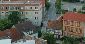 Stadtgeschichte aus Kirchturmperspektive: Neben dem ältesten Haus in Fachwerk steht der erste Plattenbau von 1988. Unterm 2. Fenster liegt die Schatulle, die überfüllt war, weil zu viele bedeutende Persönlichkeiten verewigt sein wollten