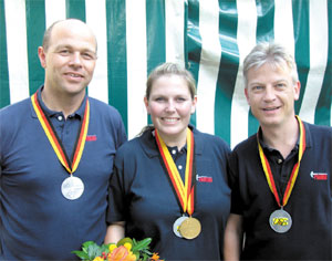 Mannschafts-Silber der Deutschen Meisterschaft der Sportschützen holten mit der Standard-Pistole die Sielower Olaf Haspel, Stefanie Thurmann und Torsten Kaps (v.l.n.r.)