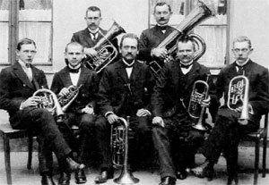 Kleines Ensemble - wirkungsvolle Töne: Das Foto des damals noch jungen Posaunenchores Cottbus wurde um 1912 gemacht. In der Mitte mit Trompete Gründer Arthur Scholle aus Saspow