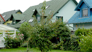Schornsteinlose Idylle im Cottbuser Norden. Kostengünstig und komfortabel für die späteren Hauskäufer setzte der Investor der Cottbuser Heide an der Nordparkstraße, die ab 1999  entstand, von Beginn an auf Fernwärme