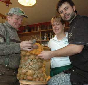 Der Saspower Landwirt Hans Pschuskel, diesen Sonntag CDU-Favorit bei traditionell wählenden Nord-Cottbusern, liefert direkt von Feld die dreifarbigen Kartoffeln. Alexander Liebscher und Diana Hirschel staunen über die schwarzen Spezies...