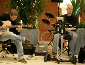 „Urus Cummeus“ - oder mit Kirko und David ein Teil dieser Band spielte elektronische Beats und Gitarrenklänge unter grünen Centerbäumen