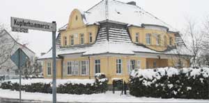 Das auffällig gelbe, herrschaftliche Haupthaus an der Kupferhammerstraße zeugt vom einstigen Erfolg der Unternehmerfamilie, die sich von DDR-Oberen nicht zu Gemüsebauern degradieren lassen wollte. Hier wohnen zwei Familien