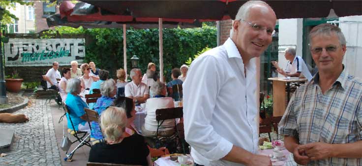 Auch Steffen Reiche (li.), hier mit Jürgen Heinrich, kam zur Geburtstagstafel für den deutschen Dichterfürsten, Berthold Deckert am Pult plauderte über Goethe und Anna Amalia 