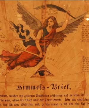 Ein weiterer Teil der Ausstellung befasst sich mit Aberglaube und Gottheiten. Dieser Brief beispielsweise beschützt das Haus vor Donnerwetter, Feuer und Wasser. Frauen, die den Brief bei sich tragen, werden gesunde Kinder zur Welt bringen und einen fröhlichen Anblick behalten