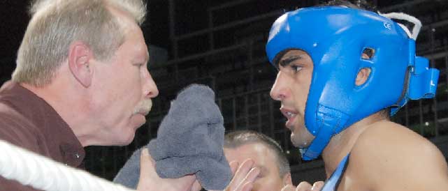 Nachwuchsboxer Philipp Nsingi, hier mit Trainer Dietmar Schnieber, will seine erfolgreiche Saison 2009 ausbauen. In Köln bekommt er die nächste Gelegenheit 
