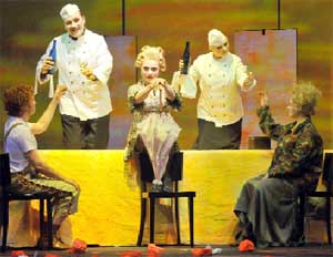 Szenenfoto mit (v.l.n.r.) Hardy Brachmann (Candide), Ingolf Czerny (Kellner), Carin Schenk-Schmidt (Old Lady), Katharina Dittmar (Kellnerin) und Cornelia Zink (Cunegonde)