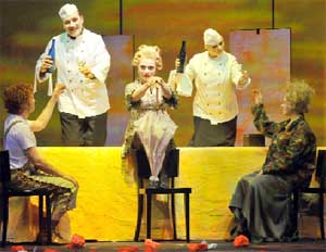 Szenenfoto mit (v.l.n.r.) Hardy Brachmann (Candide), Ingolf Czerny (Kellner), Carin Schenk-Schmidt (Old Lady), Katharina Dittmar (Kellnerin) und Cornelia Zink (Cunegonde) 