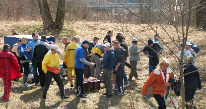 In Zelz erwartete die Wassersportfreunde aus Forst und Umgebung ein gut vorbereiteter Imbiss, der nach den ersten Anstrengungen dankbar in Anspruch genommen wurde. Die Saisonstart-Fahrt zu Ostern entwickelt sich immer mehr zum Breitensportereignis nicht nur für Forster Wassersportler. Nächstes Wochenende stehen die 3. Forstumfahrung (Samstag 10 Uhr) und das Anpaddeln (Sonntag 14 Uhr) auf dem Plan