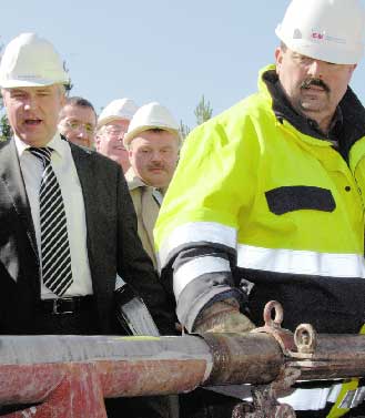 Gespannte Blicke unter anderem von Dr. Klaus Freytag, Präsident des Landesbergamtes (l.) und Sprembergs Bürgermeister Dr. Klaus-Peter Schulze (M.) auf den entscheidenden Bohrkern-Abschnitt, der am Mittwoch aus dem Bohrloch zwischen Spremberg und Graustein gezogen wurde. 25 bis 30 Zentimeter stark ist der Kernbereich mit über zwölf Prozent Kupferanteil, weitere acht bis zehn Meter mächtig sind die darüber und darunter liegenden Gesteinsschichten mit abbauwürdigem Kupfergehalt