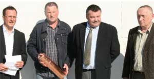 Immobilienkaufmann Erik Weber, Torsten Meinel, Geschäftsführer Terpe Bau, Bürgermeister Dr. Klaus-Peter Schulze und Planer Holger Göthel (v.l.) versenkten am Mittwoch die kupferne Schatulle - mit dem Märkischen Boten - in den Neubau-Grundstein am Pfortenplatz
