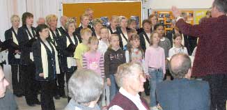 Singen gemeinsam Frühlingslieder: Kinder der Grundschule und der Gemischte Chor aus Ströbitz