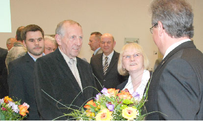 Schlangestehen zum Gratulieren, Jürgen Tränke (Freie Bürger-Fraktion) wünschte eine konstruktive Zusammenarbeit. Harald Altekrügers Ehefrau Roswitha stand dem neuen Landrat wie gewohnt eng zur Seite
