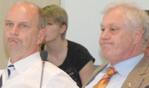 Pausbacken nach dem verkündeten Ergebnis der zweiten Wahlrunde bei Dietmar Woidke (l.) und Ulrich Freese. Sie sind in Erklärungsnot an der SPD-Basis