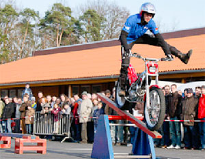 Motorradakrobat Horst Hoffmann zeigt diesen Sonntag in zwei Shows, was alles mit einem Motorrad möglich ist. Nachmachen wird nicht empfohlen Fotos: Kleitz Wirth media GmbH