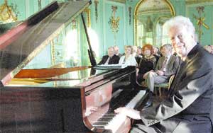 Der Berliner Pianist und Komponist Johann Gottlob von Wrochem durfte als erster das restaurierte Instrument spielen. Mit Weber, Brahms, Schubert, einem eigenen Stück - eine Vertonung eines Poems, das zum Spiel gesprochen wird - und einem Ragtime präsentierte er eine Klangvielfalt