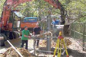 Mit Bagger, Lkw und Messtechnik rückten die Unternehmer aus der CDU-Fraktion im Tierpark an. Hans Pschuskel (l) und Bausachverständiger Volkmarr Koal rücken hier einen schweren Stahlpfosten ins Lot