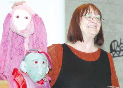 Nicht der Puppenspielerin, sondern der Puppenbauerin Karin Heym ist derzeit eine Personalausstellung im Rathausfoyer gewidmet. Trennen lässt sich das aber nicht