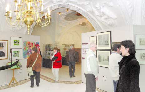 Im Neuen Schloss von Bad Muskau zeigt eine Ausstellung, wie die Nachwelt sich den Gartenfürsten durchaus respektlos in ihren Dienst gestellt oder auch seine Kunstwerke aus dem Reiche der Natur reflektiert hat                    